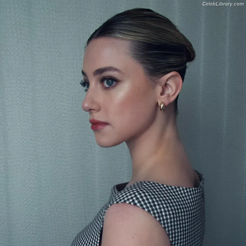 Lili Reinhart photo 23 of 1522