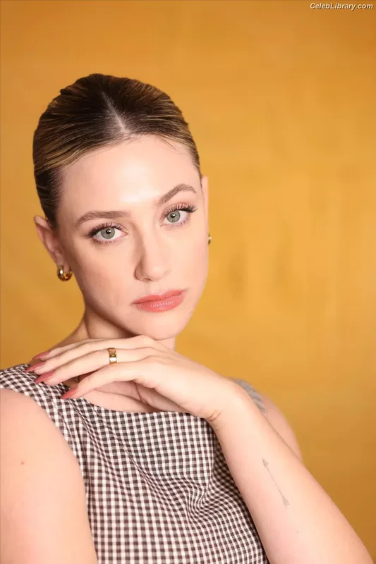 Lili Reinhart photo 4 of 1522