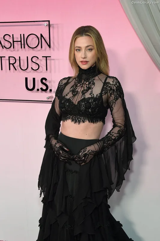 Lili Reinhart photo 17 of 1522