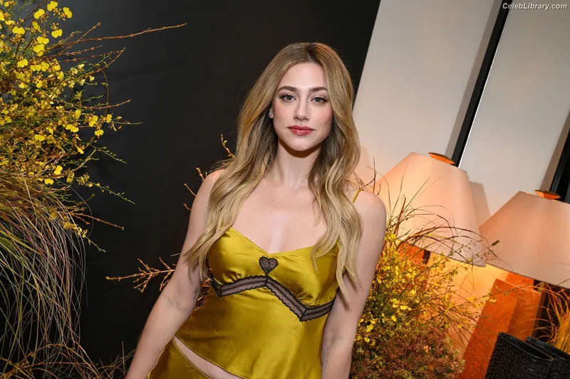Lili Reinhart photo 14 of 1522