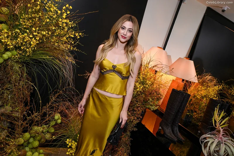 Lili Reinhart photo 15 of 1522