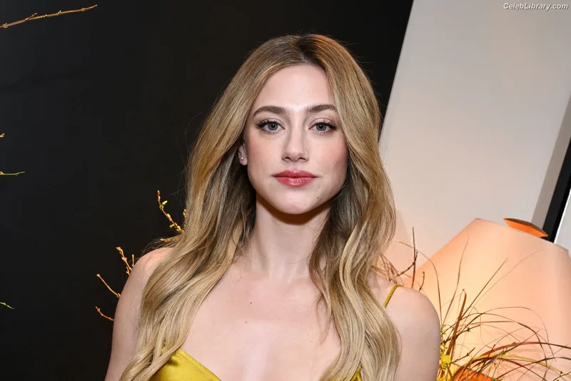 Lili Reinhart photo 17 of 1522