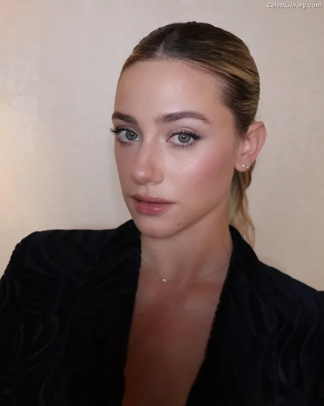 Lili Reinhart photo 6 of 1522