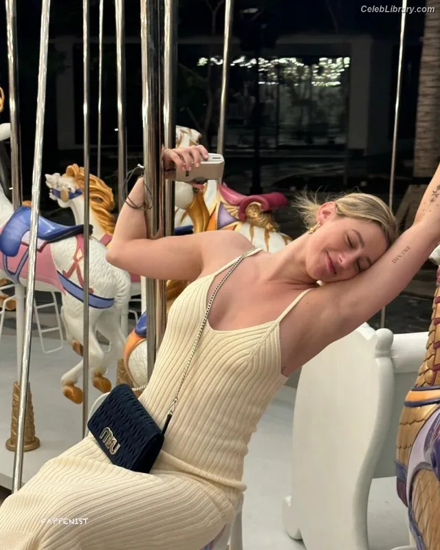 Lili Reinhart photo 24 of 1522