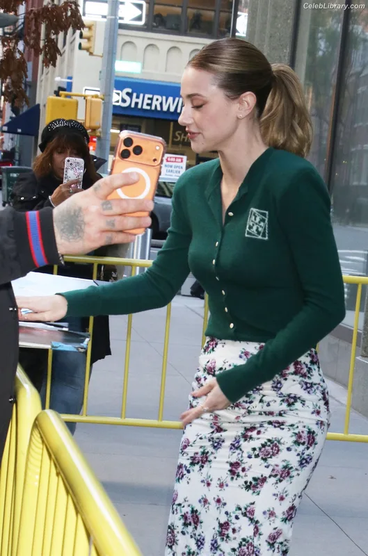 Lili Reinhart photo 19 of 1522