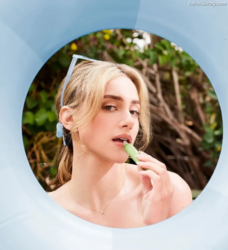 Lili Reinhart photo 24 of 1522