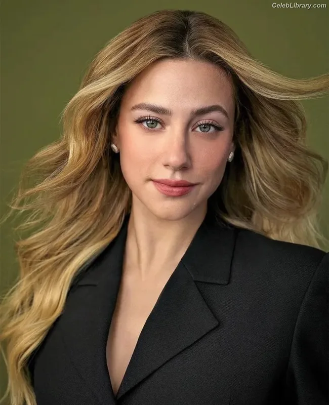 Lili Reinhart photo 3 of 1522