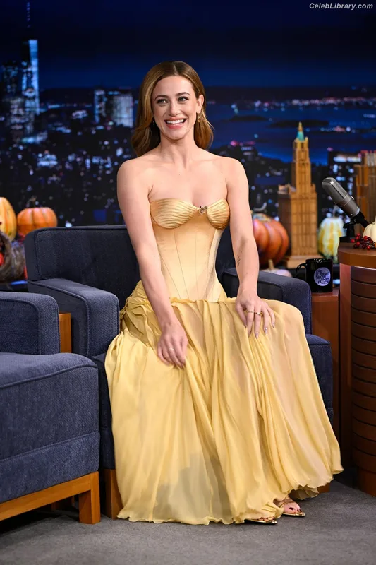 Lili Reinhart photo 17 of 1522