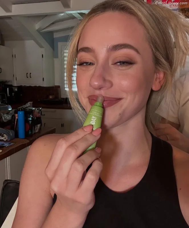 Lili Reinhart photo 2 of 1522