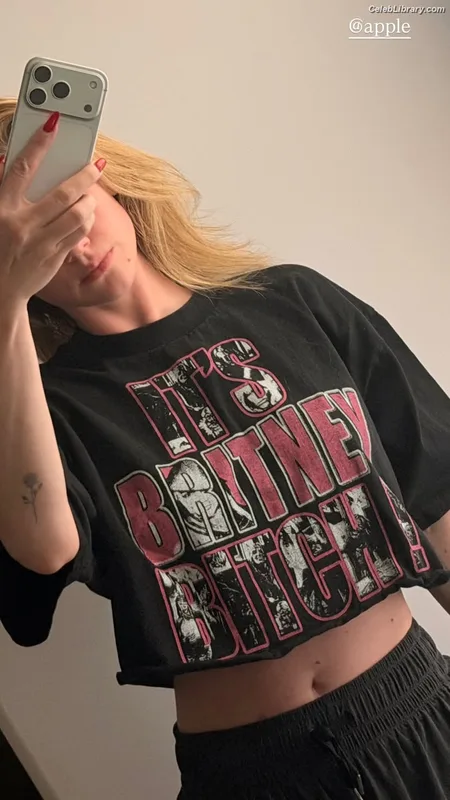 Lili Reinhart photo 18 of 1522