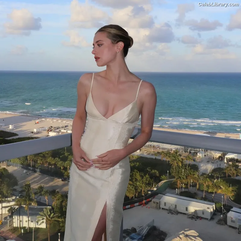 Lili Reinhart photo 21 of 1522