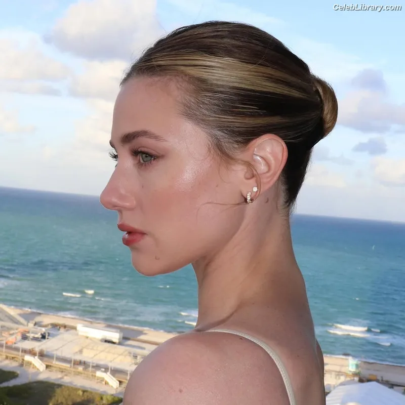 Lili Reinhart photo 22 of 1522