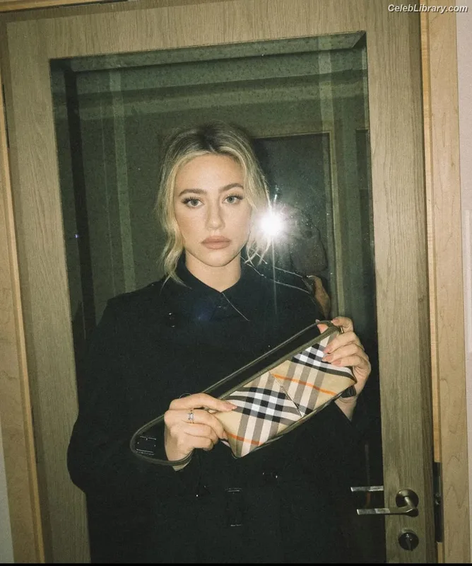 Lili Reinhart photo 3 of 1522