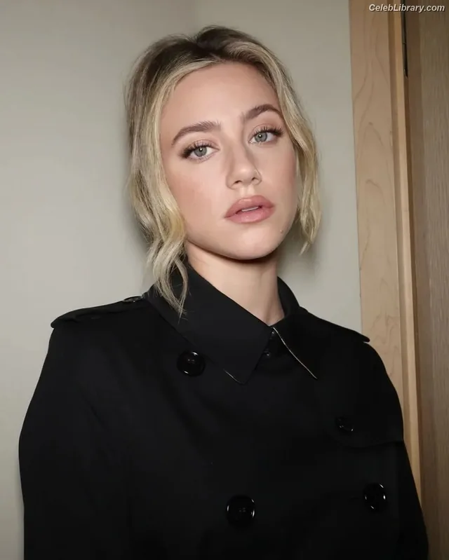 Lili Reinhart photo 4 of 1522