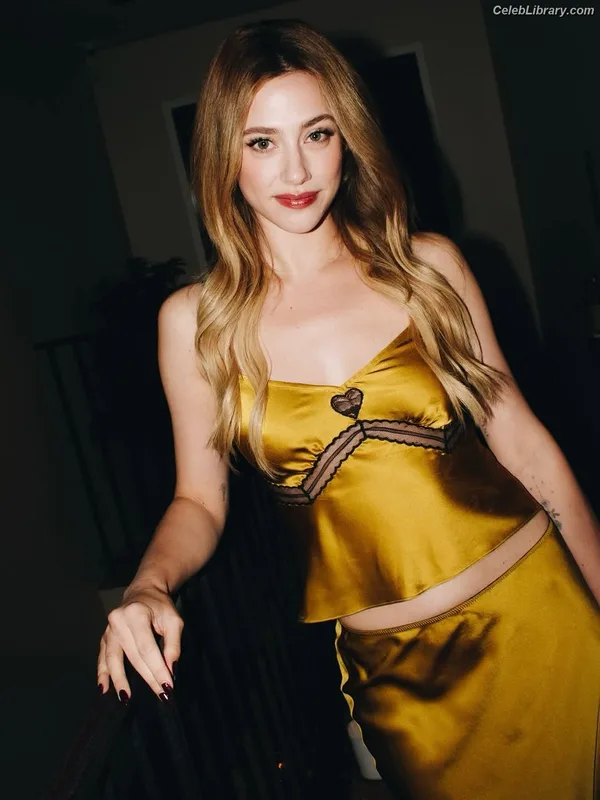 Lili Reinhart photo 17 of 1522