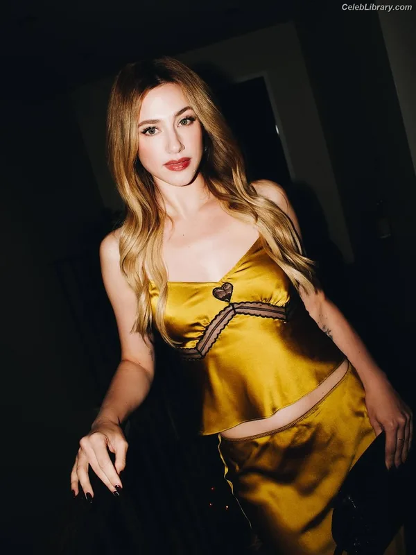 Lili Reinhart photo 18 of 1522