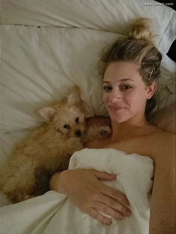Lili Reinhart photo 7 of 1522
