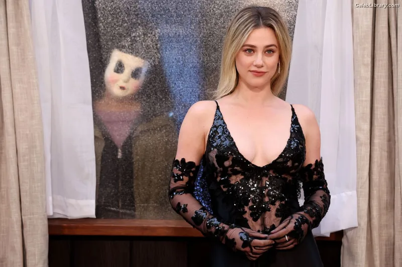 Lili Reinhart photo 6 of 1522