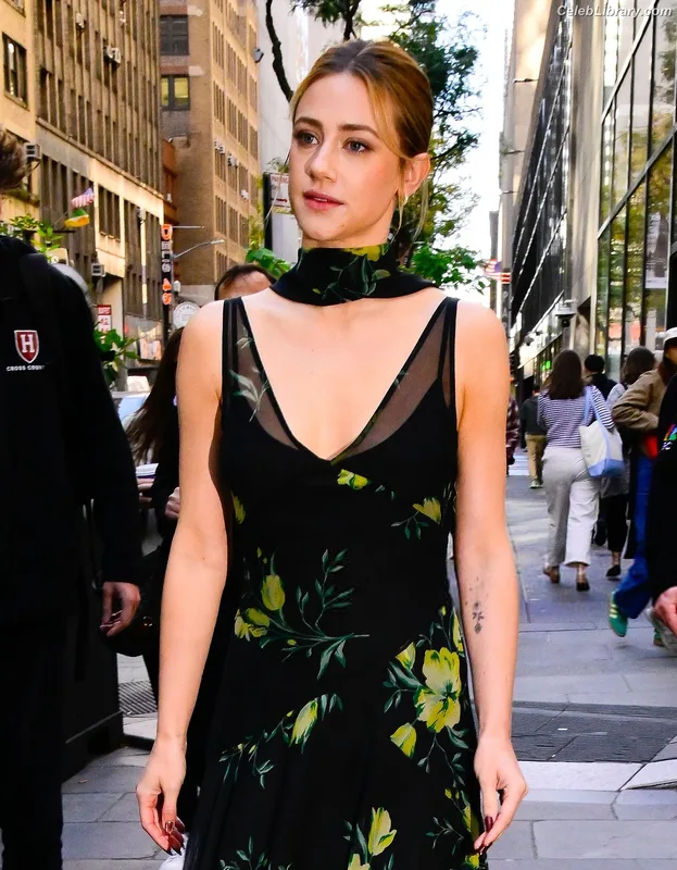 Lili Reinhart photo 5 of 1522