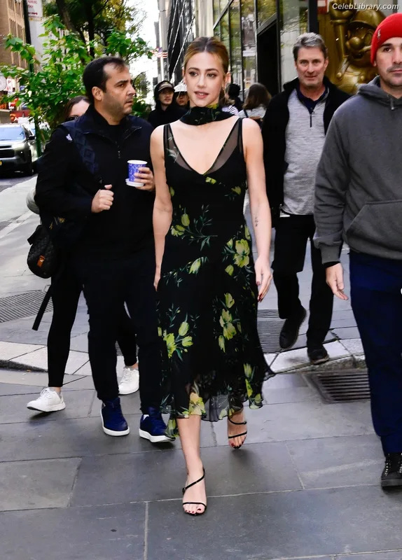 Lili Reinhart photo 17 of 1522