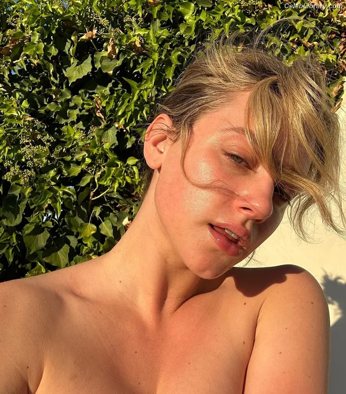 Lili Reinhart photo 2 of 1522