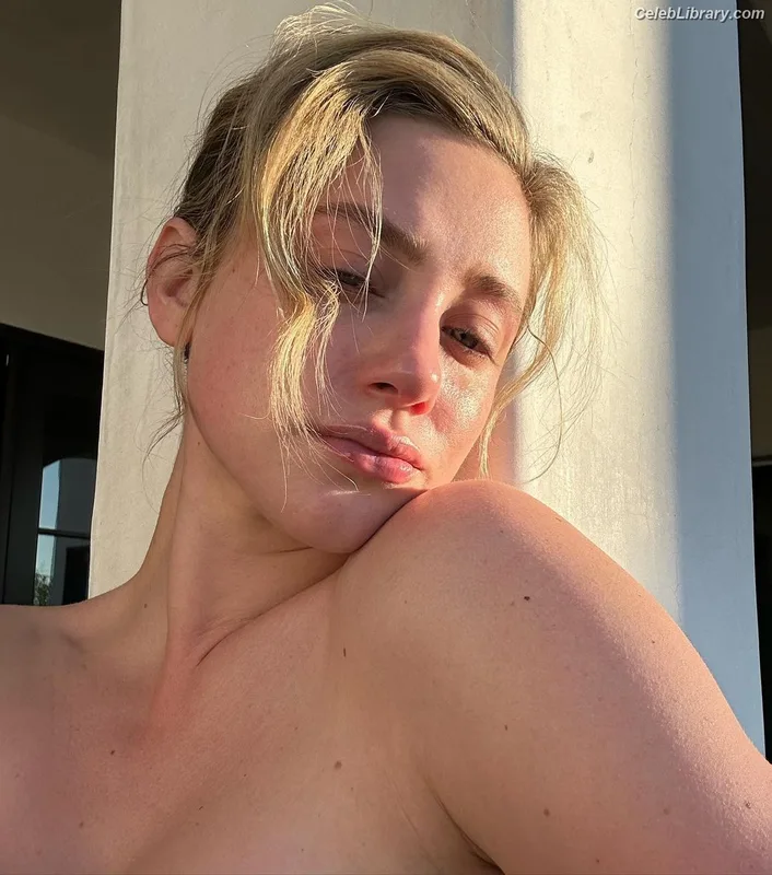Lili Reinhart photo 4 of 1522