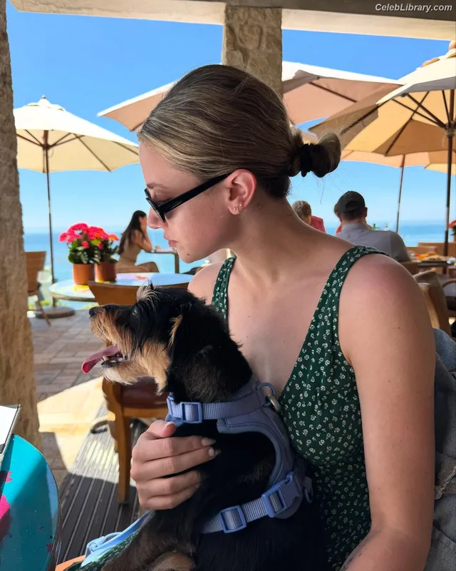 Lili Reinhart photo 10 of 1522