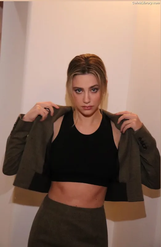Lili Reinhart photo 1 of 1522