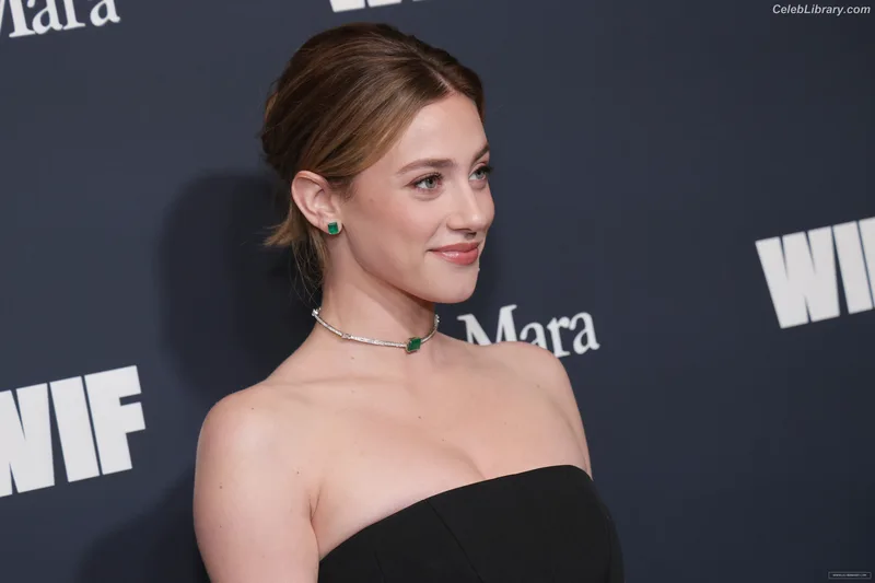 Lili Reinhart photo 16 of 1522
