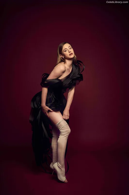Lili Reinhart photo 22 of 1522