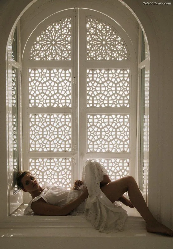 Lili Reinhart photo 11 of 1522