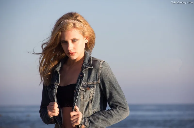 Lili Reinhart photo 23 of 1522