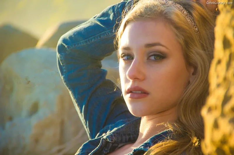 Lili Reinhart photo 2 of 1522