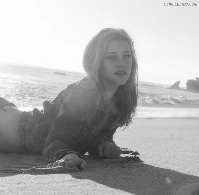Lili Reinhart photo 5 of 1522