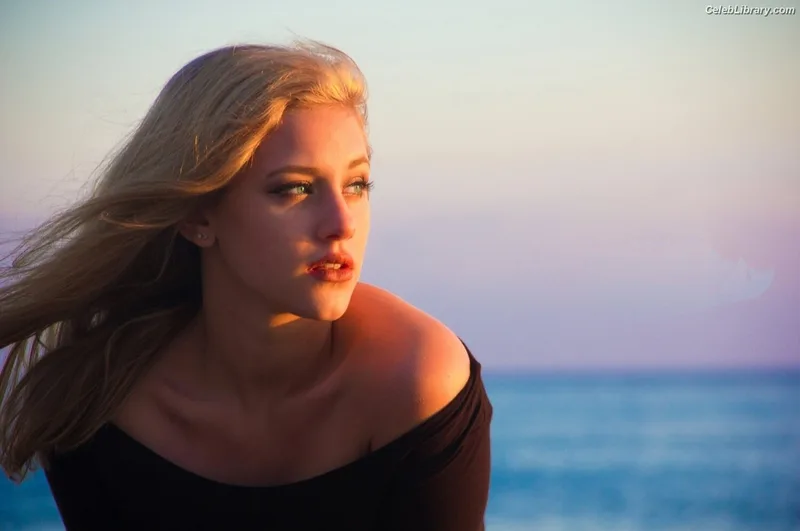 Lili Reinhart photo 7 of 1522