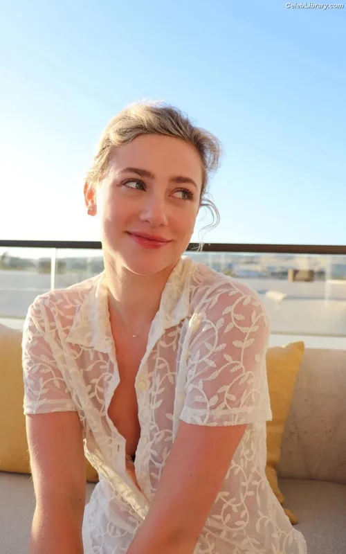 Lili Reinhart photo 3 of 1522