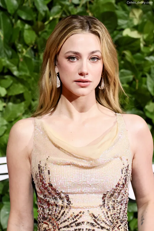 Lili Reinhart photo 11 of 1522
