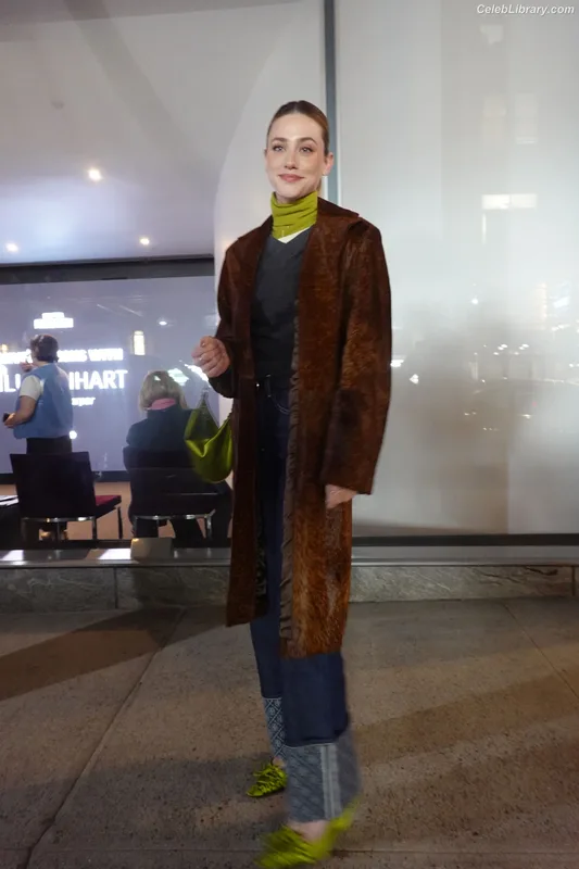 Lili Reinhart photo 4 of 1522
