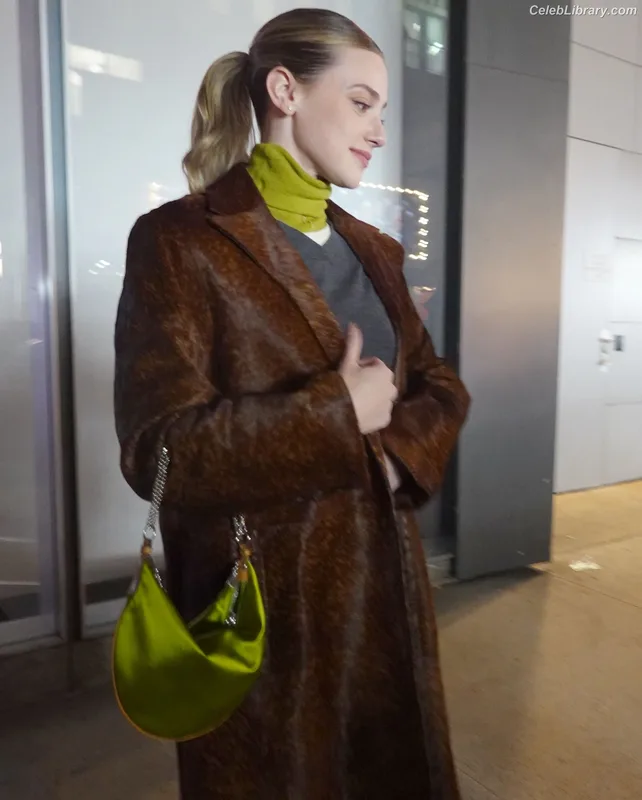 Lili Reinhart photo 7 of 1522