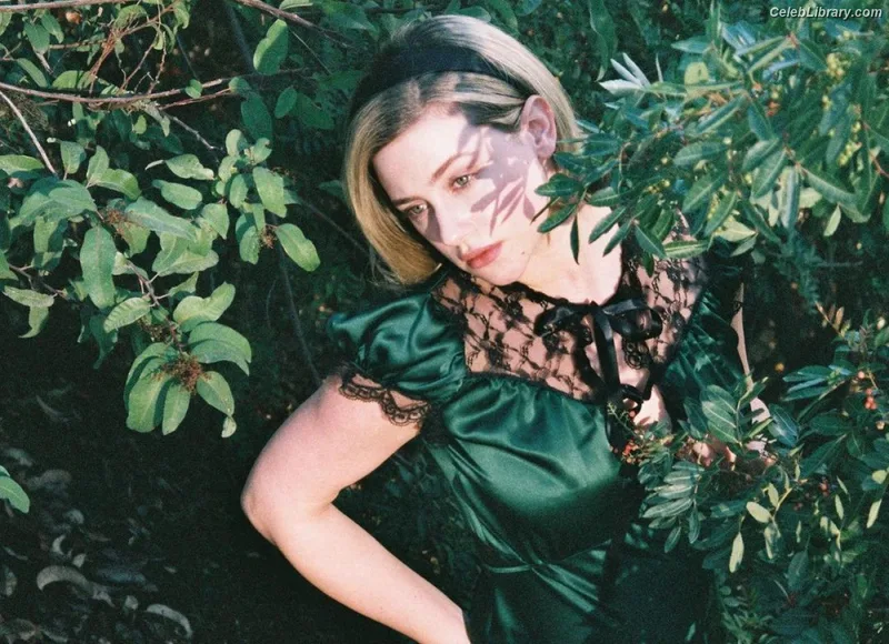 Lili Reinhart photo 8 of 1522