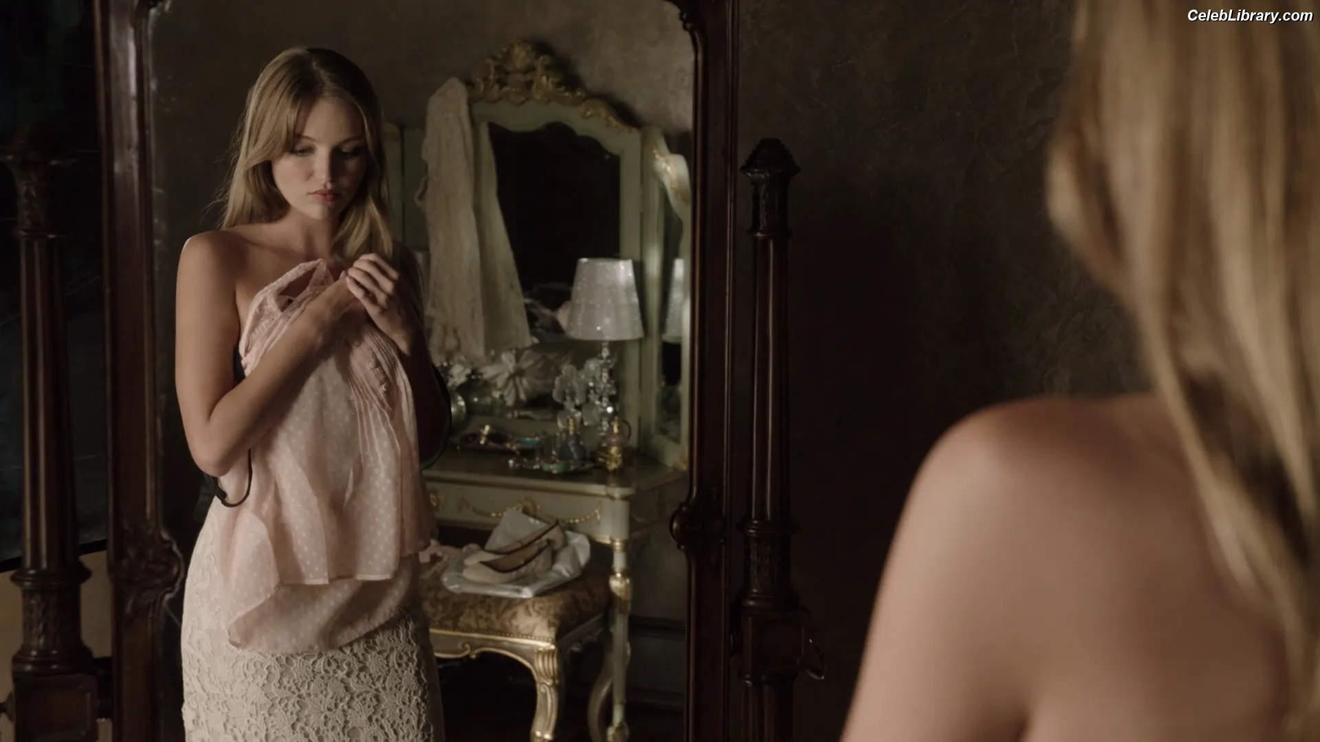 Lili Simmons photo 2 of 104