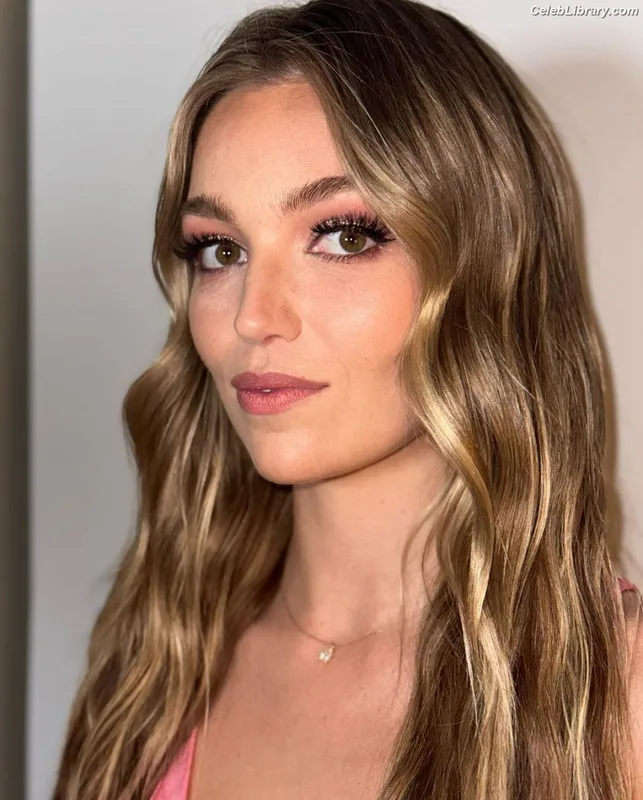 Lili Simmons photo 14 of 104