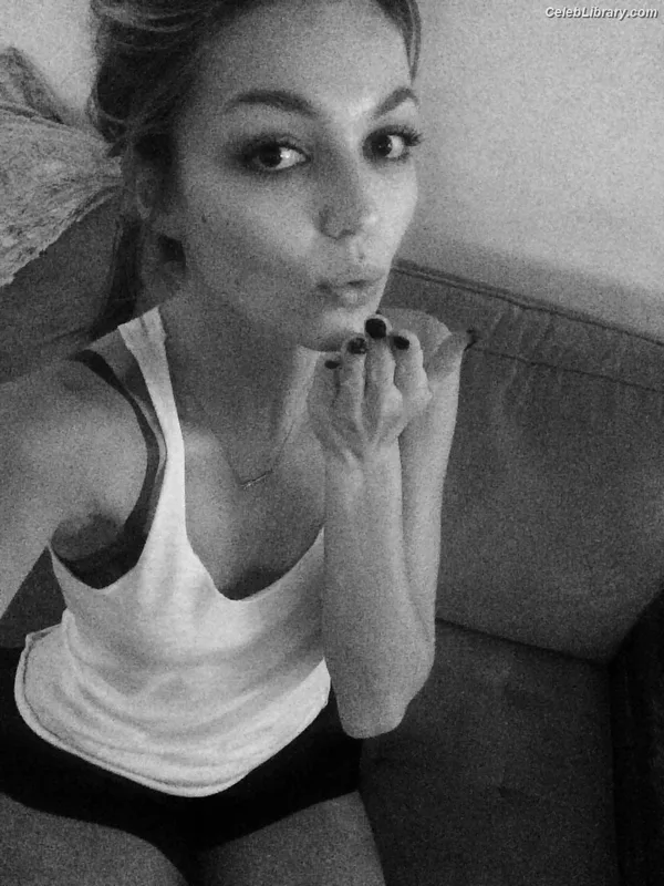 Lili Simmons photo 18 of 104