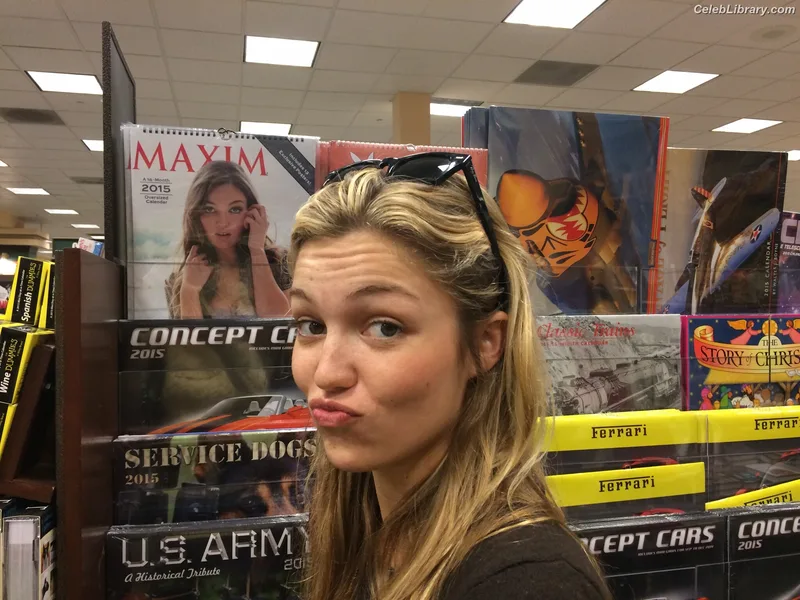 Lili Simmons photo 2 of 104