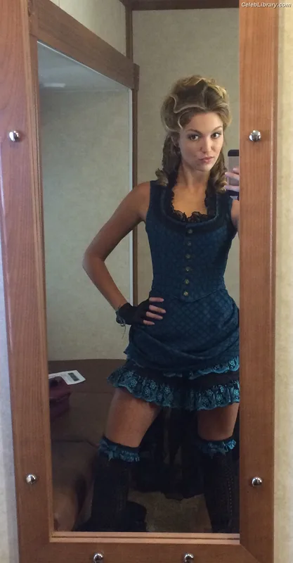Lili Simmons photo 3 of 104