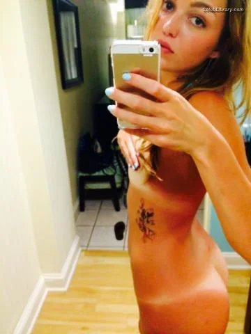 Lili Simmons photo 4 of 104
