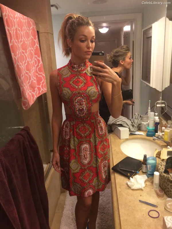 Lili Simmons photo 18 of 104