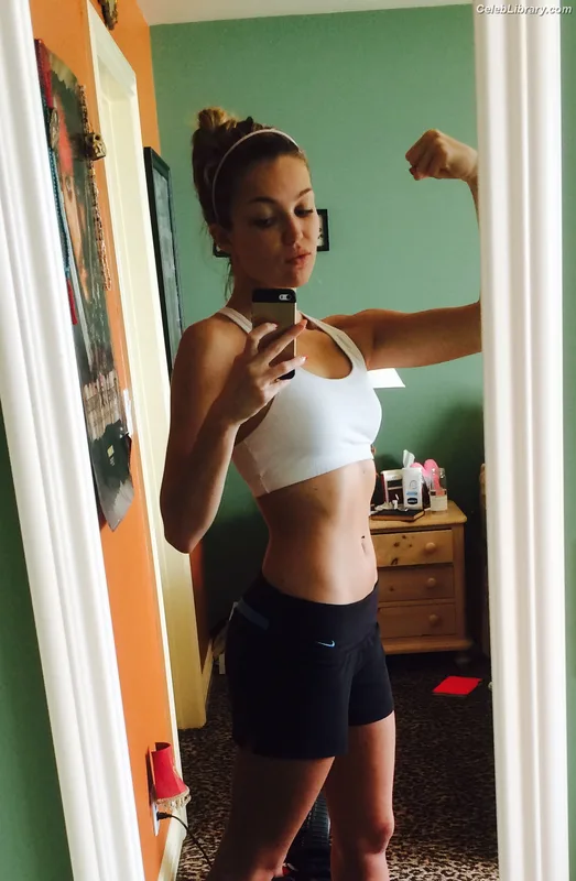 Lili Simmons photo 21 of 104