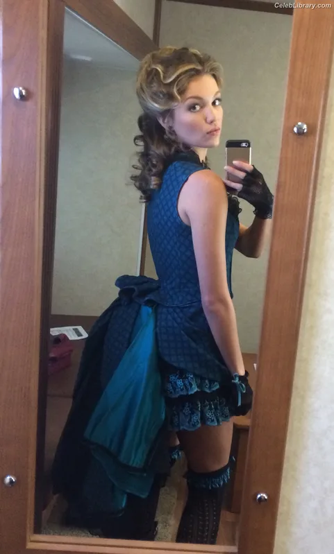 Lili Simmons photo 2 of 104