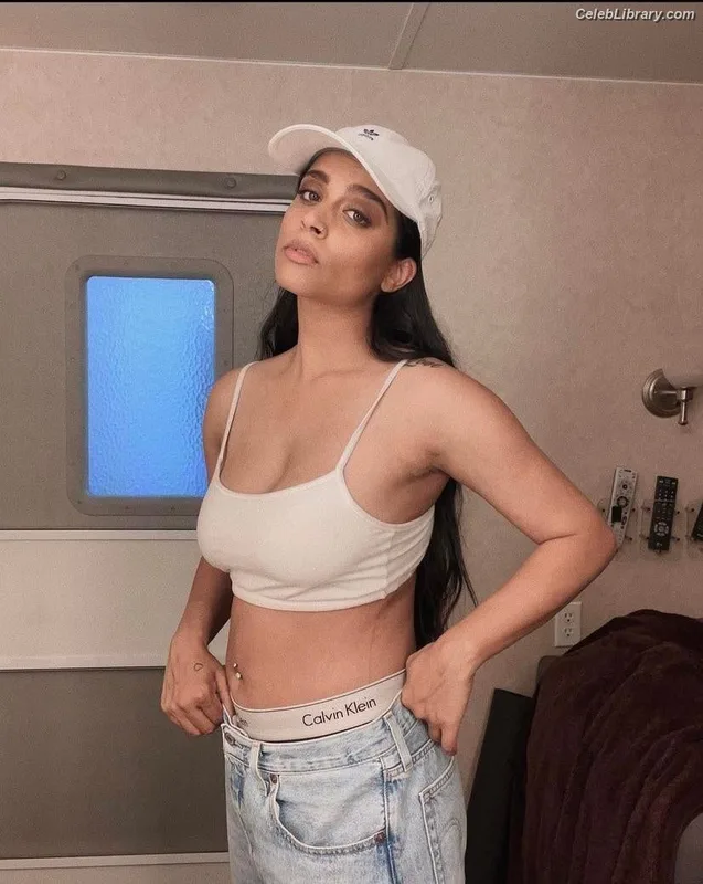 lilly singh photo 4 of 297